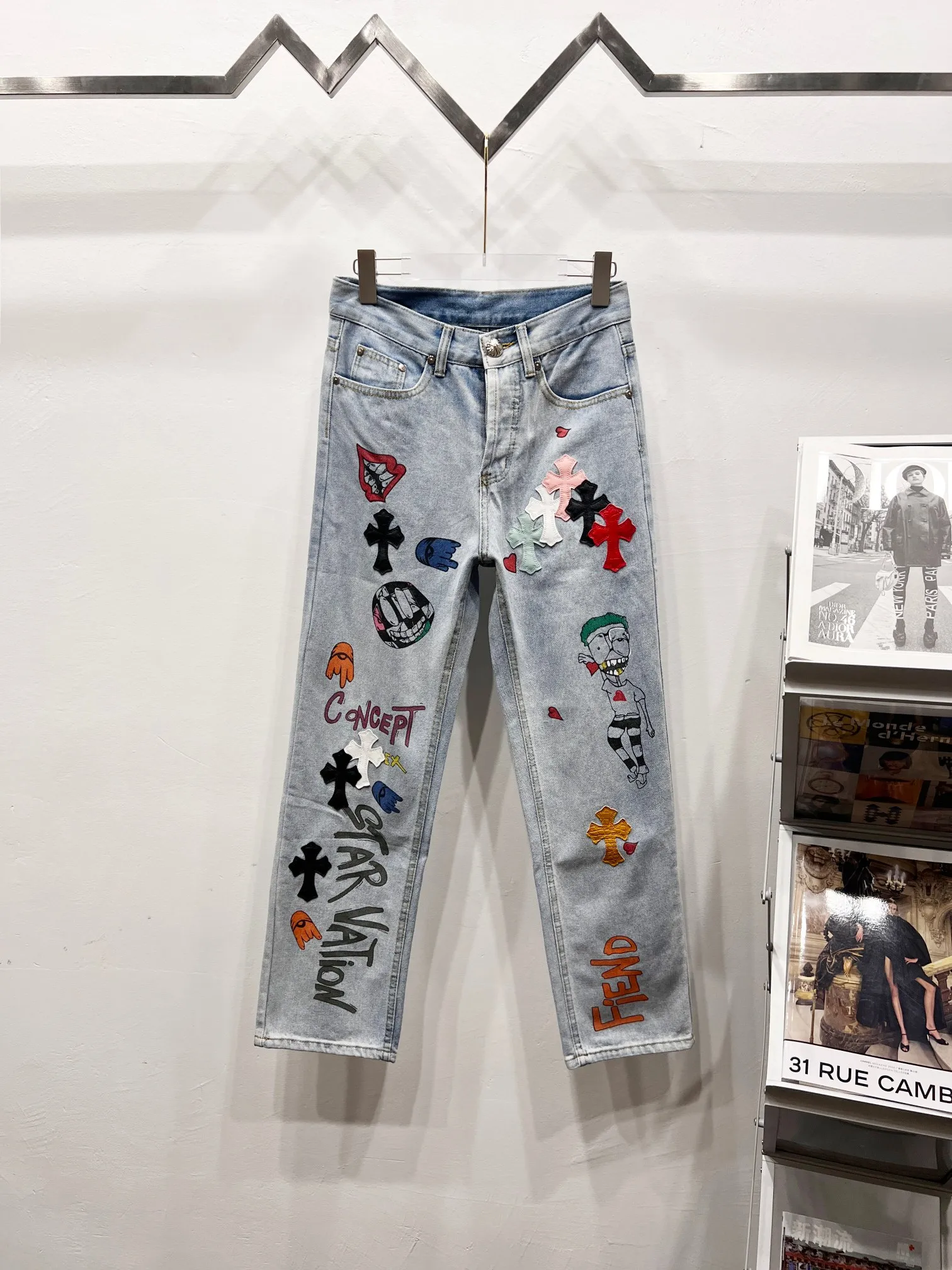 P260 Style No.: (r022) Chrome Hearts & 25TX CH Chrome Hearts co-branded clown limited graffiti crocodile skin jeans Special Italian cowhide print and cut Customized sheepskin three-layer thick line leather The whole body is spliced in heavy water washing process Craftsmen hand-splashed ink You can see the details Three-dimensional cutting version Loose and comfortable without picking up the figure Makes you taller and slimmer Factory Seiko Original quality control Same style for men and women Can be matched with couples Versatile recommendation Essential jeans for all seasons Color: light Size: 28-30-32-34-36